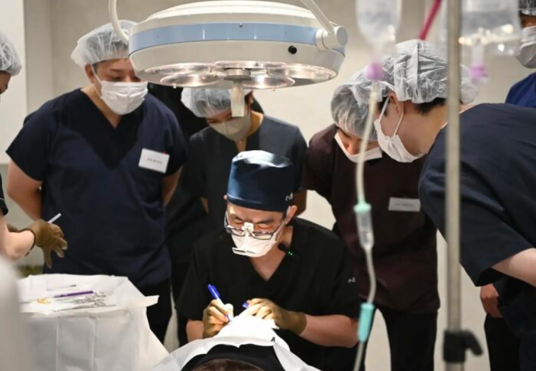 美容外科医が公開でオペをしている様子