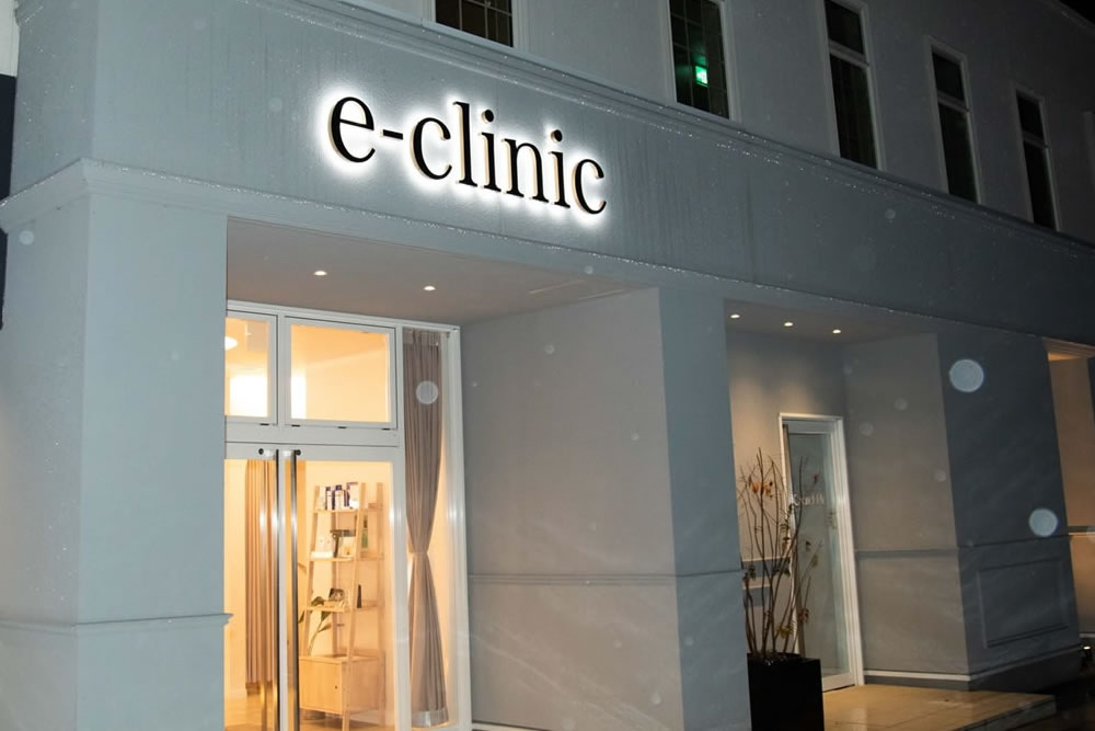 eclinic富山院の夜の外観の様子