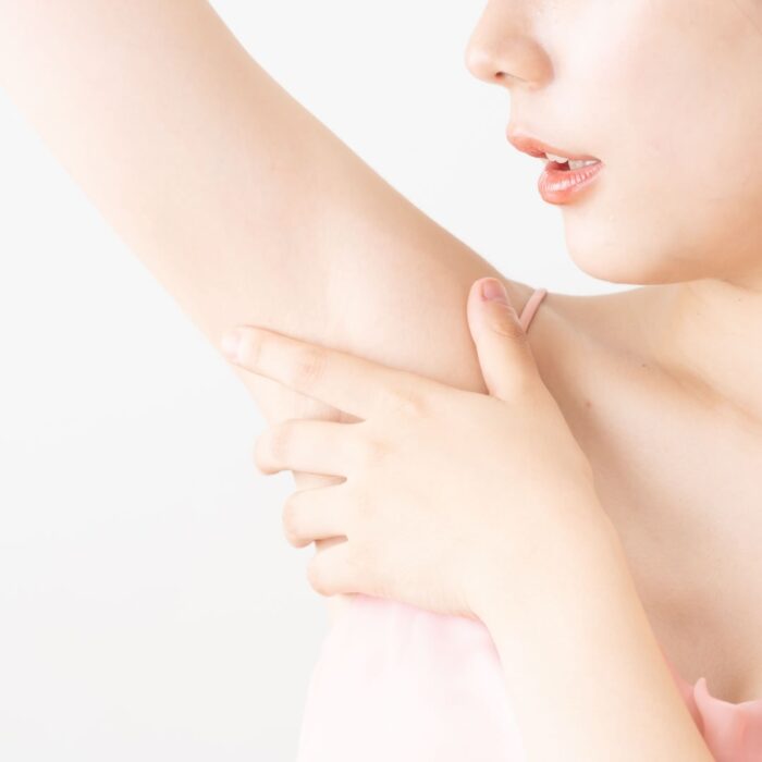脇の臭いが気になっている女性