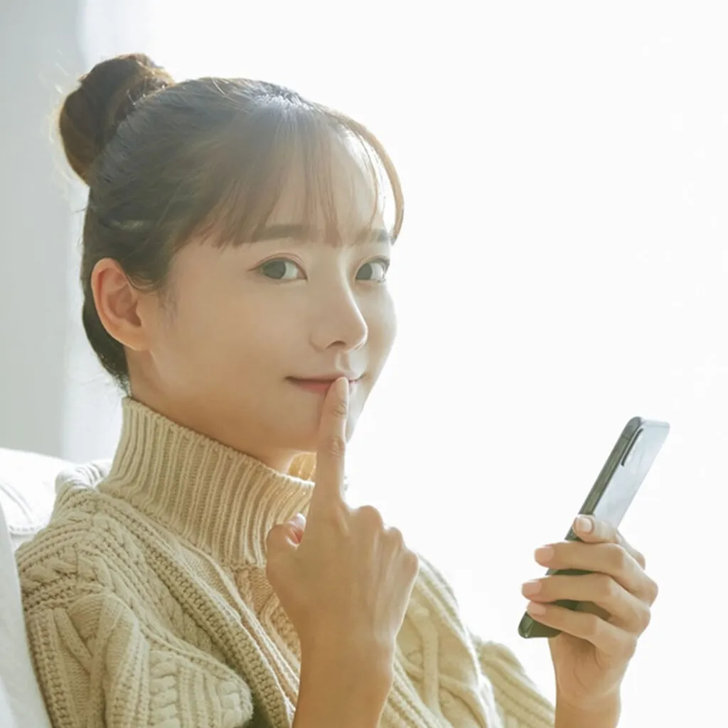 eクリニックの外側人中短縮術の症例写真を見ている女性