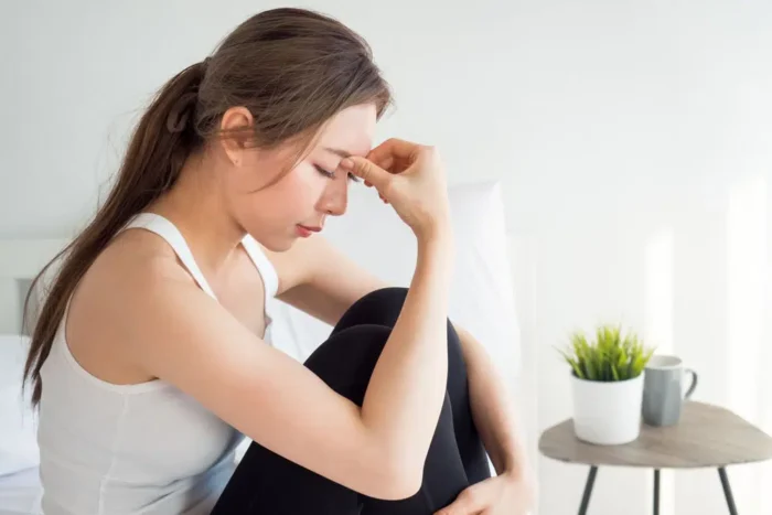 悩んでいる女性