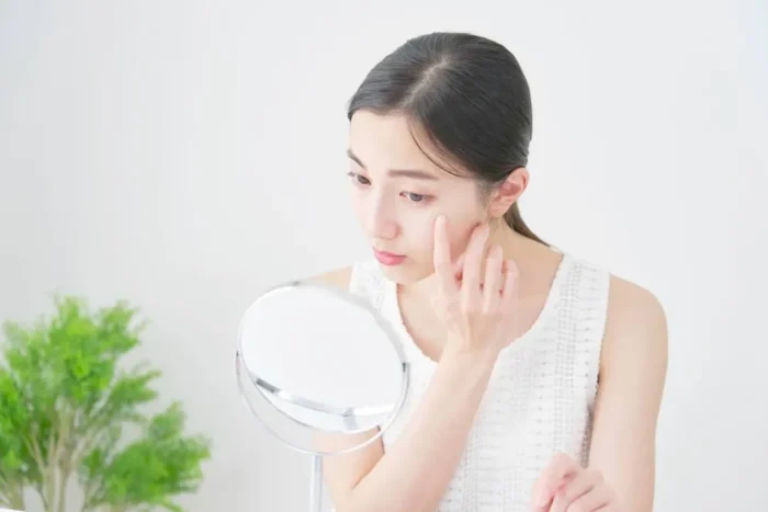 外側人中短縮術の傷を見ている女性
