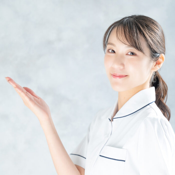 説明をしている看護師