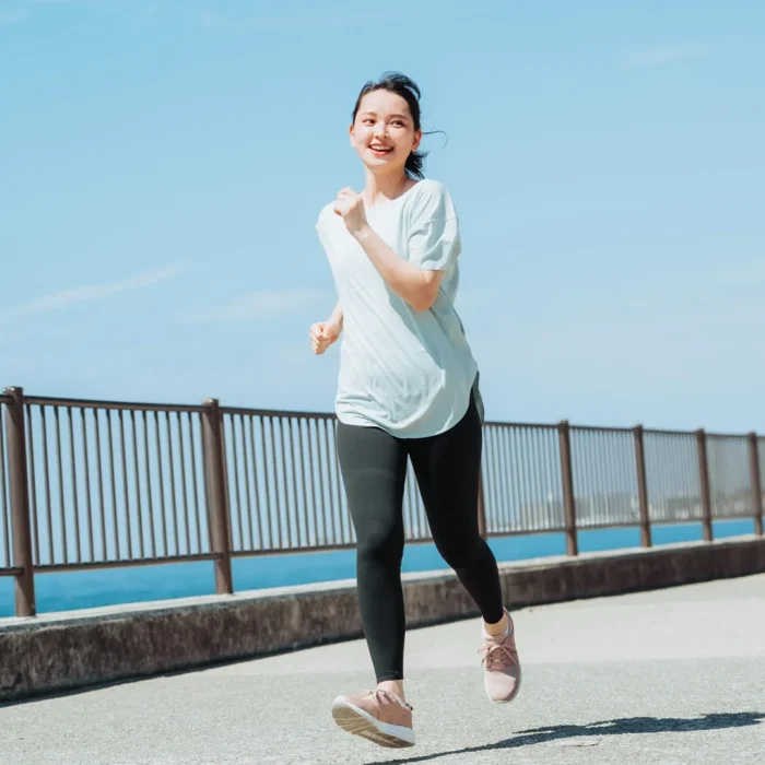 小鼻縮小を受けた後にウォーキングをしている女性
