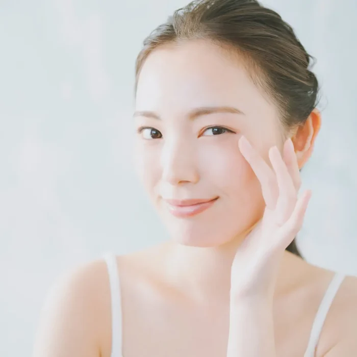 マッサージをしている女性