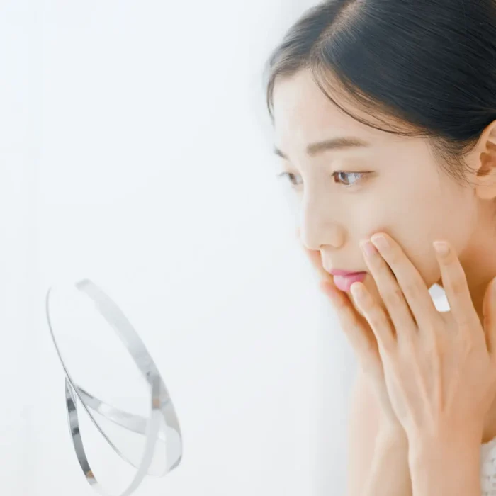 表情筋のトレーニングをしている女性